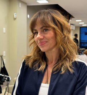 Karine Teles Instagram - Bom dia! Cabelo novo pronto pra “Salve Rosa”, longa metragem dirigindo pela sensacional @susannalira e tendo a parceria da maravilhosona @klarafgcastanho!  Tirar o tom escuro que me acompanhou por um ano foi missão das mais desafiadoras. @fabiooliveirahair , como sempre, chegou na referência conseguindo deixar meu cabelo saudável. Foram dois dias de mais de 6 horas de salão … Vários tratamentos e acima de tudo a inteligência, experiência e talento dele! Fábio arrasa! Gracias @colunaplay pelo carinho de sempre com meu trabalho! Tô muito dedicada a este novo filme, que me exige foco e concentração, mas de vez em quando prometo aparecer por aqui!. #cabelo #transformação #atriz #cinemabrasileiro #colunaplay #jornaloglobo