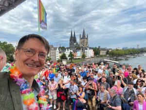 Karl Lauterbach Instagram - Die #ColognePride geht los. Das ist auch eine Demonstration für die Menschenrechte. Die bestürzende Zunahme der Übergriffe gegen die Queer Community in 🇩🇪 muss uns wachrütteln. Heute ist ein guter Tag auch gegen die #NoAfD und andere Feinde der Demokratie zu demonstrieren.