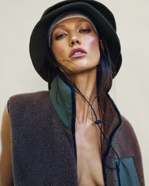 Karlie Kloss Kushner Instagram - @VMagazine’s V149 Fall Preview 2024 Issue✨😱

Photography @emmasummerton
Fashion @gro.curtis.studio
Creative Director/Editor-in-Chief #StephenGan
Interview @cturlington
Editor @thekevinponce
Makeup @romyglow 
Hair @bobrecine 
Set design @vikirutsch 
Production @viewfindersnyla