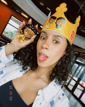 Karol Alves Instagram - ainda não consegui processar que agora EU SOU UM BRINDE DO KING JR!!!! 😭💛🐯✨ Corre pra participar do desafio nos meus destaques e fazer parte do meu perfil! #publi #aventureirosnobk