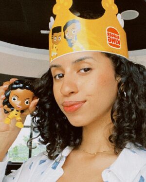 Karol Alves Instagram - ainda não consegui processar que agora EU SOU UM BRINDE DO KING JR!!!! 😭💛🐯✨ Corre pra participar do desafio nos meus destaques e fazer parte do meu perfil! #publi #aventureirosnobk