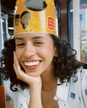 Karol Alves Instagram - ainda não consegui processar que agora EU SOU UM BRINDE DO KING JR!!!! 😭💛🐯✨ Corre pra participar do desafio nos meus destaques e fazer parte do meu perfil! #publi #aventureirosnobk