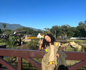 Karol Alves Instagram - Uma Aventura no Zoológico já tá no top3 Brasil, o 10° filme da minha carreira!!! E só poderia vir (e veio) de forma muito especial, esse filme é diferente de todos e guardo com muito carinho tudo que vivi e aprendi durante as filmagens! Elenco, direção, roteiro e toda a equipe técnica afinadíssimos, o set mais pacífico da história hahahahah e o resultado não poderia ser outro além de um filme lindo onde o maior responsável pelo sucesso é o amor de TODOS nesse barco! Muito obrigada time, amo vocês 🫶🏼 CORRE PRA GENTE IR PRO TOP1!!!!!
