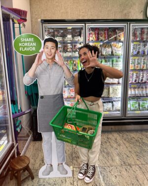 Karol Alves Instagram - 봉헤찌로 você é sempre tão divertidôoôo ✨🍲🇰🇷
(comi sorvete de peixinho, gritei com o park são joão, descobri que não sou tan fuerte, encontrei minha professora de coreano perfeita, me perdi nas opções, me achei nas opções, comi muita comida gostosa no @choyee.sp e tirei foto com a mãe das armys)