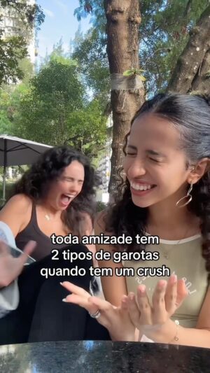 Karol Alves Instagram - quando a golden retriever e a gato preto se tornam melhores amigas 🤝🩷✨ @priscillakellerr 
.
.
.
#reels #humor #engracado #comedia #amigas #crush #bff
