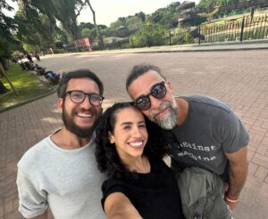 Karol Alves Instagram - Uma Aventura no Zoológico já tá no top3 Brasil, o 10° filme da minha carreira!!! E só poderia vir (e veio) de forma muito especial, esse filme é diferente de todos e guardo com muito carinho tudo que vivi e aprendi durante as filmagens! Elenco, direção, roteiro e toda a equipe técnica afinadíssimos, o set mais pacífico da história hahahahah e o resultado não poderia ser outro além de um filme lindo onde o maior responsável pelo sucesso é o amor de TODOS nesse barco! Muito obrigada time, amo vocês 🫶🏼 CORRE PRA GENTE IR PRO TOP1!!!!!