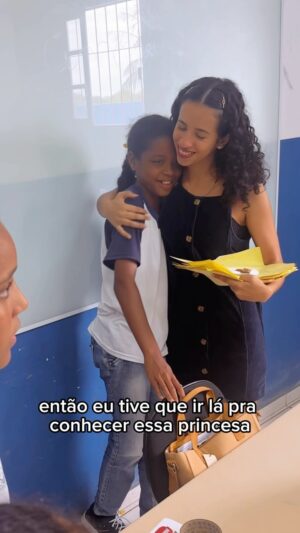 Karol Alves Instagram - realizar sonhos é um sonho ❤️✨ 
.
.
.
#reels #fã #amordefã #aventureiramarela #emocionante