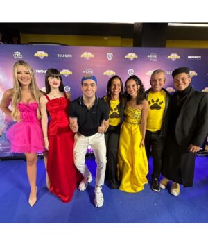Karol Alves Instagram - 4° e última dia de pré-estreia de "Os Aventureiros: A Origem" foi em casa, meu Rio de Janeiro! senta que vem agradecimento por aí 🥺

Antes de tudo quero deixar escancarado o quanto sou grata a Deus por ser tão fiel e bondoso comigo, Suas promessas permanecem e se mostram cada vez mais reais! 

Ao @luccasneto por me presentear com a verdadeira "Vitória", obrigada por acreditar no meu trabalho e apostar em mim! 
Ao nosso diretor @andrepellenz pelo trabalho com excelência, cuidado e amor, você é o cara dedé!!!
Ao nosso elenco e equipe incríveis que fizeram de tudo pra entregar o melhor resultado, obrigada pelas risadas e momentos que vou lembrar pra sempre!!!! (meus aventureiros @luccasneto, @ojoaopessanha @gialparone @beatrizcoutoz viver esse sonho com vocês não podia ter sido melhor 🫶🏼)

Ao melhor irmão gêmeo de todos os multiversos!!!!!!!! @ojoaopessanha você é o irmão dos sonhos de qualquer um, obrigada por ser o melhor parceiro de cena de todos!

A minha família que me apoiou em cada momento desse longo caminho, se não fosse por vocês eu não seria metade de mim, papai e mamãe vocês são meu tudico ✨

Aos meus amigos PERFEITOS!!!! vocês são os mais descolados, supportive e divertidos! Até eu que sou amiga de vocês quero ser mais 🫠 (esse vídeo é bom demais kkkkk)

A @beatrizcoutoz por viver esse sonho do meu ladinho e ser uma das minhas melhores amigas na vida real e na ficção! Te amo mesmo quando você me estressa e não poderia ser de outro jeito 💕

Obrigada a @blueshop.rio e a @p.t.a.v.a.r.e.s que me deixaram belíssima para as pré-estreias e me fizeram me sentir uma princesa de verdade 🥺

E muito obrigada aos nossos fãs que nos trouxeram até aqui!!!!

Os Aventureiros: A Origem estreia dia 06 de Julho SOMENTE nos cinemas!!!!! Quero ver todo mundo se divertindo, levando a família e os amigos para viver o nosso mundo de magia e fantasia com a gente 🫶🏼