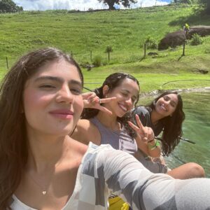 Karol Alves Instagram - em março I was just a girl 🎀💐 (e as vezes um tigre 🐯)