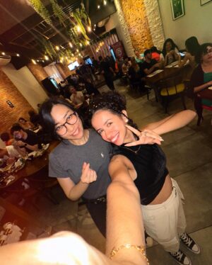 Karol Alves Instagram - 봉헤찌로 você é sempre tão divertidôoôo ✨🍲🇰🇷
(comi sorvete de peixinho, gritei com o park são joão, descobri que não sou tan fuerte, encontrei minha professora de coreano perfeita, me perdi nas opções, me achei nas opções, comi muita comida gostosa no @choyee.sp e tirei foto com a mãe das armys)