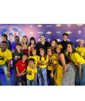 Karol Alves Instagram - 4° e última dia de pré-estreia de "Os Aventureiros: A Origem" foi em casa, meu Rio de Janeiro! senta que vem agradecimento por aí 🥺

Antes de tudo quero deixar escancarado o quanto sou grata a Deus por ser tão fiel e bondoso comigo, Suas promessas permanecem e se mostram cada vez mais reais! 

Ao @luccasneto por me presentear com a verdadeira "Vitória", obrigada por acreditar no meu trabalho e apostar em mim! 
Ao nosso diretor @andrepellenz pelo trabalho com excelência, cuidado e amor, você é o cara dedé!!!
Ao nosso elenco e equipe incríveis que fizeram de tudo pra entregar o melhor resultado, obrigada pelas risadas e momentos que vou lembrar pra sempre!!!! (meus aventureiros @luccasneto, @ojoaopessanha @gialparone @beatrizcoutoz viver esse sonho com vocês não podia ter sido melhor 🫶🏼)

Ao melhor irmão gêmeo de todos os multiversos!!!!!!!! @ojoaopessanha você é o irmão dos sonhos de qualquer um, obrigada por ser o melhor parceiro de cena de todos!

A minha família que me apoiou em cada momento desse longo caminho, se não fosse por vocês eu não seria metade de mim, papai e mamãe vocês são meu tudico ✨

Aos meus amigos PERFEITOS!!!! vocês são os mais descolados, supportive e divertidos! Até eu que sou amiga de vocês quero ser mais 🫠 (esse vídeo é bom demais kkkkk)

A @beatrizcoutoz por viver esse sonho do meu ladinho e ser uma das minhas melhores amigas na vida real e na ficção! Te amo mesmo quando você me estressa e não poderia ser de outro jeito 💕

Obrigada a @blueshop.rio e a @p.t.a.v.a.r.e.s que me deixaram belíssima para as pré-estreias e me fizeram me sentir uma princesa de verdade 🥺

E muito obrigada aos nossos fãs que nos trouxeram até aqui!!!!

Os Aventureiros: A Origem estreia dia 06 de Julho SOMENTE nos cinemas!!!!! Quero ver todo mundo se divertindo, levando a família e os amigos para viver o nosso mundo de magia e fantasia com a gente 🫶🏼