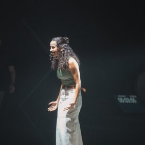 Karol Alves Instagram - você me leva ao deserto pra falar de amor, me deixa passar pelo vale pra mostrar que está comigo, me põe no meio da tempestade e pinta um arco-íris. pra me dizer no fim que a Tua fidelidade não acabou. ❤️‍🔥
.
essa canção transborda meu coração toda vez que escuto, quanta alegria há em saber que em cada tempestade terei mais uma chance de conhecer mais da fidelidade do Senhor. nesse dia provei e vi da Tua cura, do Teu amor e misericórdia, o poder do Senhor por trás de cada história (ainda que ocultas) mostra que servimos um Deus que vê, um Deus que cuida, um Pai presente, o meu Pai 🩷
.
é uma honra servir com a minha família @beoneteatro ✨