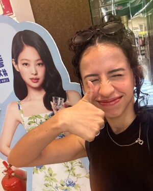 Karol Alves Instagram - 봉헤찌로 você é sempre tão divertidôoôo ✨🍲🇰🇷
(comi sorvete de peixinho, gritei com o park são joão, descobri que não sou tan fuerte, encontrei minha professora de coreano perfeita, me perdi nas opções, me achei nas opções, comi muita comida gostosa no @choyee.sp e tirei foto com a mãe das armys)