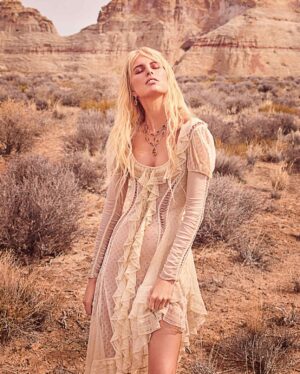 Karolína Kurková Instagram - Delicate fabrics and dusty hues at Amangiri... 

photos: @damianfoxe