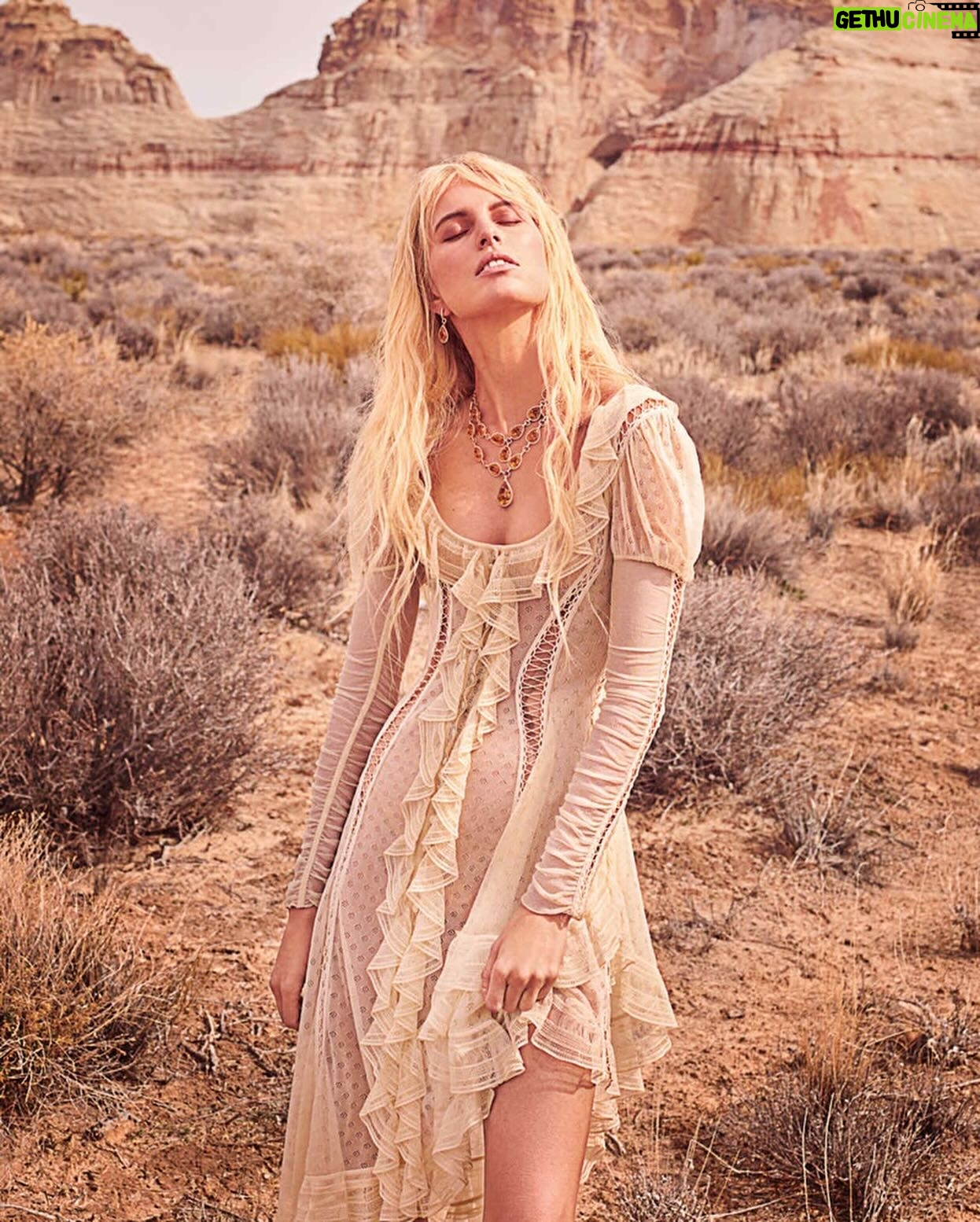 Karolína Kurková - 2.6K Likes - Delicate fabrics and dusty hues at Amangiri...
photos: @damianfoxe