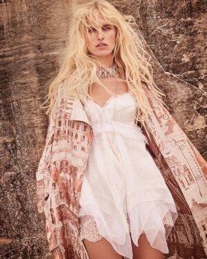 Karolína Kurková Instagram - Delicate fabrics and dusty hues at Amangiri... 

photos: @damianfoxe