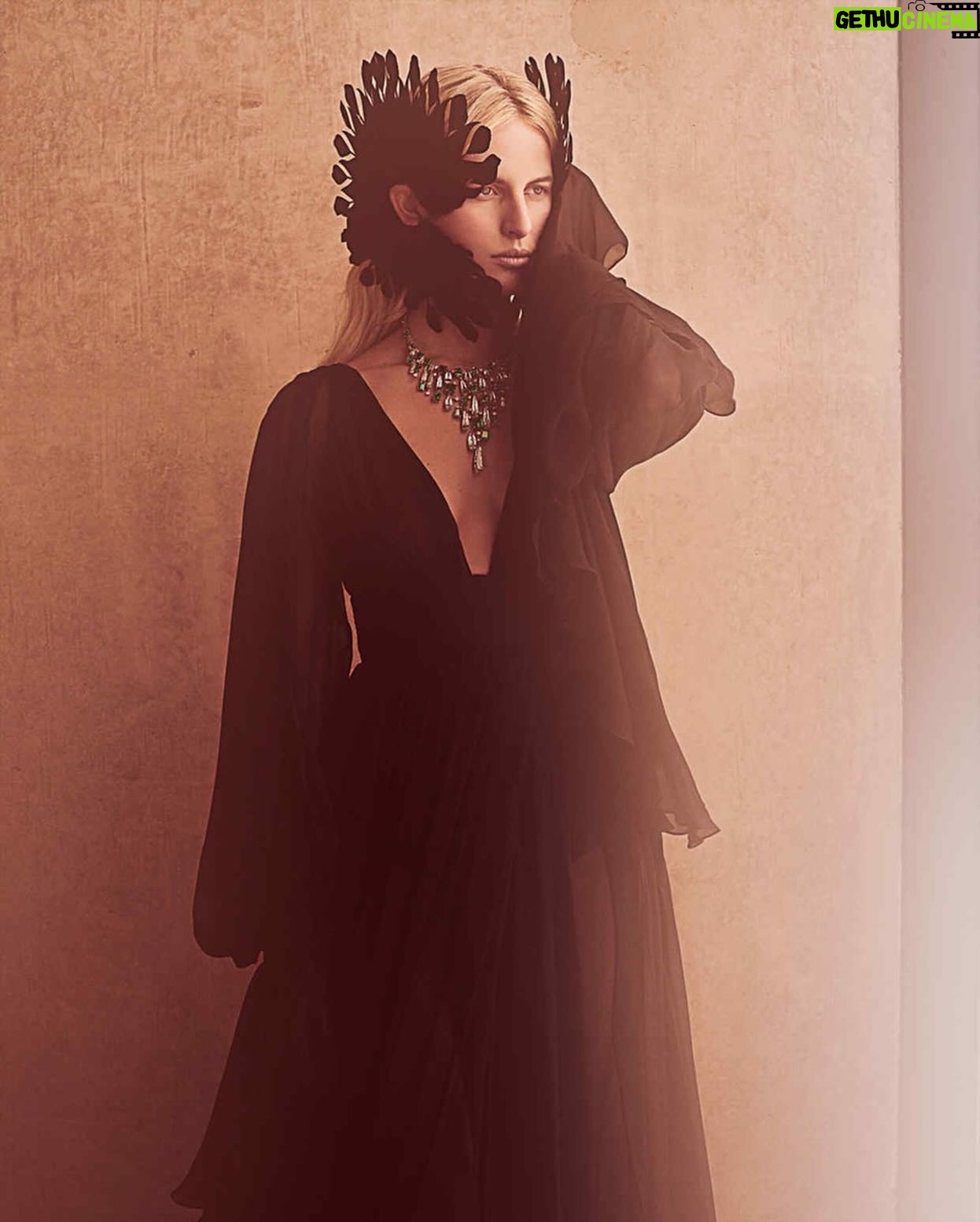 Karolína Kurková - 2.6K Likes - Delicate fabrics and dusty hues at Amangiri...
photos: @damianfoxe