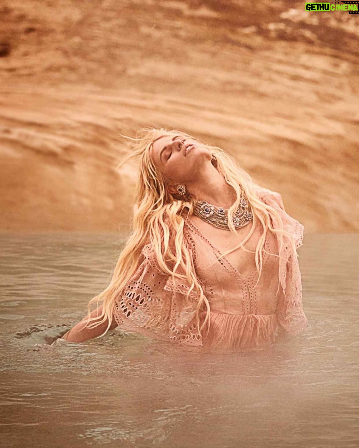 Karolína Kurková - 2.6K Likes - Delicate fabrics and dusty hues at Amangiri...
photos: @damianfoxe
