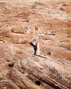 Karolína Kurková Instagram - Delicate fabrics and dusty hues at Amangiri... 

photos: @damianfoxe