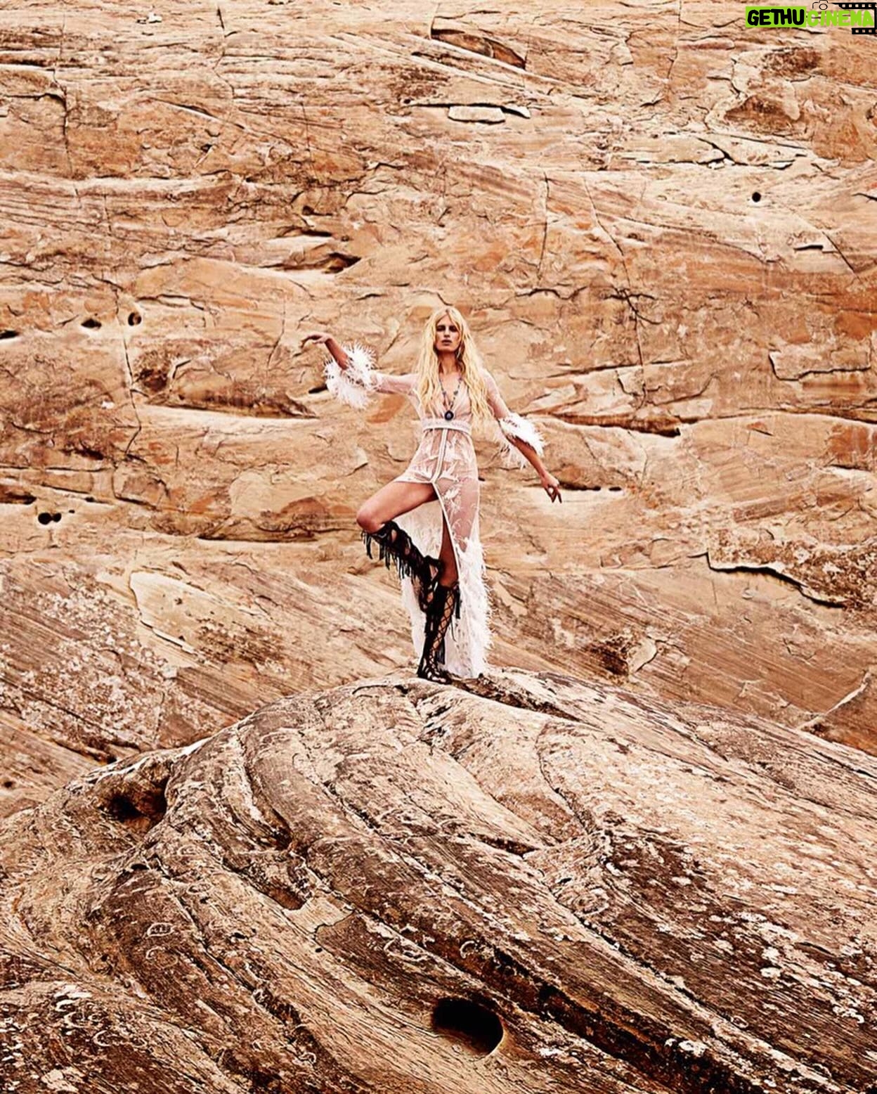 Karolína Kurková - 2.6K Likes - Delicate fabrics and dusty hues at Amangiri...
photos: @damianfoxe