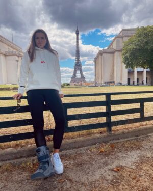 Karolína Muchová Instagram - Bitter to leave Paris with one shoe only!🫠
I truly love to play in front of the crowd at @rolandgarros 🥐🧡
#merci