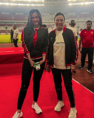 Kartika Berliana Instagram - Sederhana banget senang ku hari ini, bisa kembar baju nya sama Ibu idola dari aku SMA, sampai ikut olimpiade dan prodi accounting karna nge fans sama Ibu @smindrawati 🙏🏻 Selamat Hari Uang ke 77 Indonesia🤍 @kemenkeuri @ditjenpajakri