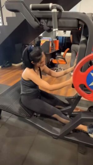 Kartika Berliana Instagram - Syukurlah kebutuhan nutrisi ku terpenuhi sama  @iconnutri 🥹🥹🥹 untung gym nya homey kalo gak mah tiap hari hompimpahalaium gambreng keluar masuk gym lain yang belum tentu cozy🥲 @captifit.id