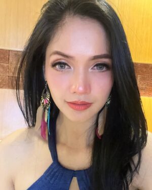 Kartika Berliana Instagram - Plis banget sekali selfie hasil makeup sendiri setelah tahunan berguru dari mua mua papan puncak😀 kali aja abis ini jadi influencer makeup yakhand❣️