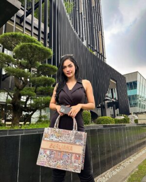 Kartika Berliana Instagram - Love banget authentic bag dari @georgiamarlene.id 🤍 anggun banget motifnya masuk ke semua daily ootd aku🫶🏻 
Bisa custom nama dan size juga pula, best bangett✨