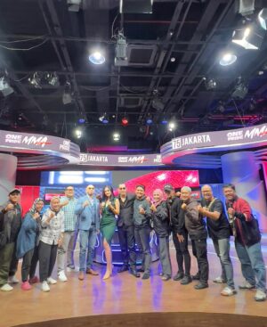 Kartika Berliana Instagram - Kerjaan terakhir di tahun 2023🥱🥰 Bersyukur dan berterimakasih banget sama semua yang selalu support dan nemenin, Love Jesus, Family, Manager Manager, all bestfriends, all team di semua lokasi love pokonya🫶🏻 See you tahun depan, 2024 full of love full of blessing🕊️