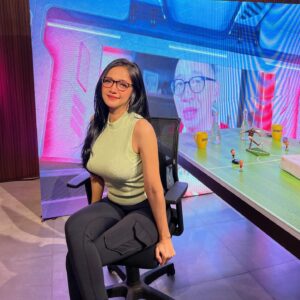 Kartika Berliana Instagram - Perasaan di hati setiap kali pake kacamata baju hijau itu…