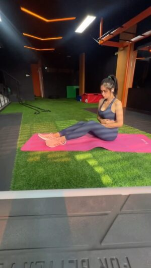 Kartika Berliana Instagram - Pedes pedesss🥵🥵🥵 buat yang tanya outfit gym aku Klik link di bio aku yaa #absworkout #abs