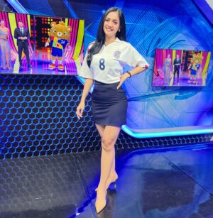 Kartika Berliana Instagram - Balikan gak ya?🕊️
Yang bisa tebak jersey england tahun berapa  siapa yg pakai ada hadiah pulsa ni buat kamu👽