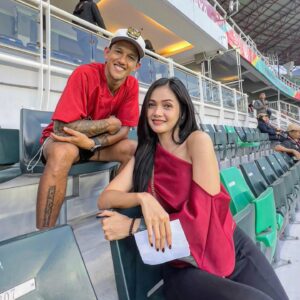 Kartika Berliana Instagram - Opening Ceremony World Cup U17 🥳Bangga banget Indonesia jadi negara pertama di Asia Tenggara yang dipercayakan mengadakan worldcup u17 @fifaworldcup 🇮🇩🇮🇩🇮🇩
Happy banget bisa activity sama idola idola dari waktu masih sekolah🥳 #u17wc #inspiringstars
