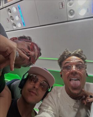 Kasha Instagram - prestes a descolar voo em direcção à Ilha do Pico, ainda não deu para ver as fotografias todas de ontem mas acho que já perceberam pelos stories como foi 

obrigado @meomaresvivas 
esta foi a nossa terceira vez e sempre que nos convidarem, vamos comparecer 🌹

se foste feliz ontem connosco, garante já o teu bilhete para o nosso concerto no MEO Arena dia 14 de Fevereiro 2025 🔐 

casa, bagunça e viagem
