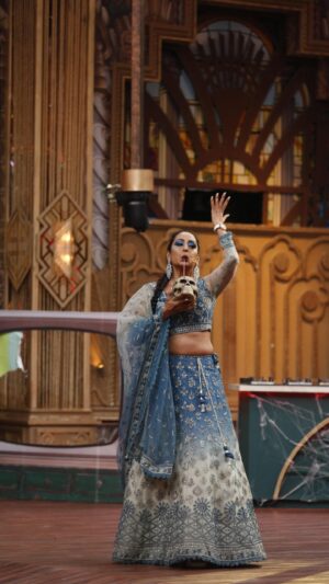 Kashmera Shah Instagram - Thank you to my new #laughterchefsunlimitedentertainment family… how concerned was everybody. A special thanks to @shraddhakapoor for being such a wonderful person. You forgot your promotion and was more concerned about me. A special mention to my co competitors @realvikasjainn and @reem_sameer8 and @jannatzubair29 who left the competition and were only looking after me. You guys are awesome. Thank you @arjunbijlani for being worried and everyone else too who came time and again to ask if I was ok. Love you @realsudeshlehri @bharti.laughterqueen @niasharma90 @kkundrra @lokhandeankita. I am blessed to have such co stars. You kept the show going @chefharpalsokhi and @alygoni 💕. And thank you @rahulvaidyarkv for not knowing what happened. You made me laugh. And @krushna30 for the first time I saw your true self where you were really concerned and kept jokes apart.  Love u the most #kashmerashah #krushna #krushnaabhishek #alygoni #rahulvaidya #arjunbijlani #niasharma #jannatzubair #reemsheikh #sudheshlehri #ankitalokhande #vickyjain #karankundra #kashmirashah #bhartisingh