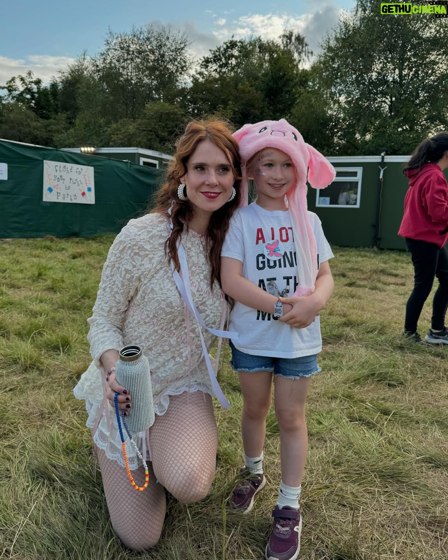 Kate Nash - 3.2K Likes - Thank you @kendalcalling !! I met sugababe @siobhandonaghy 😵🫶 & bumped into old friends @86tvsband 🤗 I love the North 💚☘️
