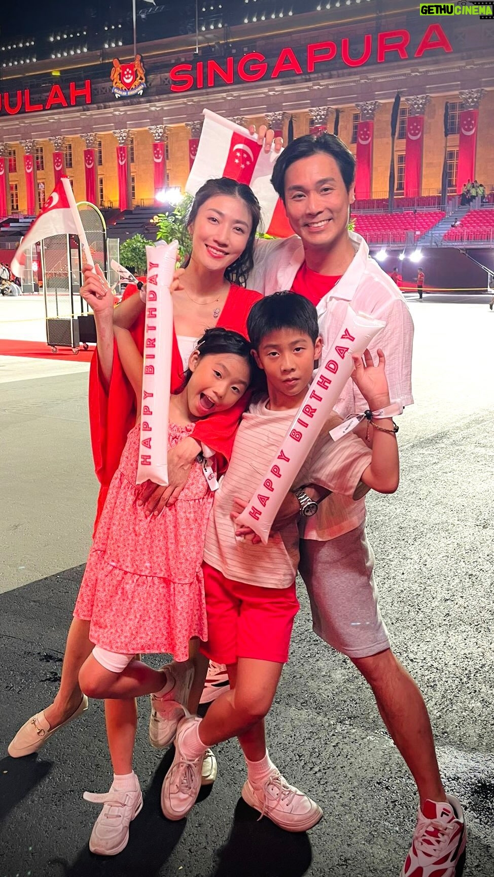 Kate Pang - 1.8K Likes - It’s been over two decades since I last attended the National Day Parade. The last time I was here, I was part of the secondary school Boys’ Brigade contingent. Today, I’m blessed to be seated beside my wonderful wife, daughter, and my son, who has just turned 10.
My journey to become the best actor I can be has led me to Taiwan. While I am incredibly grateful for the opportunities and warm acceptance I’ve received there, I sometimes still feel the pang of loneliness that comes with being away from home.
Sitting here at the Padang, amidst 27,000 fellow Singaporeans, I found myself overcome with emotion, holding back tears multiple times during the parade.
Thank you, Singapore, for giving me the unwavering confidence that I‘ll always have a place to call home. I’ll always cherish your achievements, your aspirations, and even your imperfections.
I’ll leave you with a quote from the inspiring @khenghua “I am based where good work and good people are. But home? That will always be Singapore.“
@ndpeeps #JustSwipeLah #BuzzSwipe
上次參加國慶典禮,是二十多年前的事,當時,我還是個中學童子軍,今天,能再次與太太、女兒,以及剛滿十歲的兒子一起參與這個盛事,感觸良多。
這幾年,一直努力追求成為最好的演員,這個旅程將我帶到了台灣。在台灣的歲月,得到了許多寶貴的經驗和友善的包容,我心懷感激,但身在異鄉的孤獨感,也不曾消失。
再次回到新加坡,與27,000人一起在濱海灣為新加坡59歲生日喝采,閱兵典禮時一直忍著淚水,但忍不住內心的感動與澎湃。
謝謝你,新加坡!你給我一顆不曾動搖的心,讓我有一個可以稱為「家」的地方,我永遠珍惜你,你的成就、你的理想,甚至是你不完美的那一面。
最後,想引用對我影響力很大的 @khenghua 的一句話:「即便我所在之處,有好的工作和好的人,但家,永遠是新加坡。」