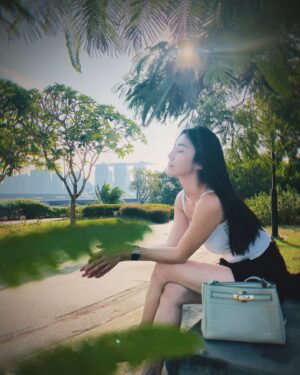 Kate Pang Instagram - 今天到Marina east coast，想起2010年刚来新加坡的时候，常常一个人到处闲逛，当时的金沙购物中心还很多商店正在筹备中，一转眼，十四年就过去了，天呐～～～时间怎么过得那么快啊！

少女变成少妇，beauty变成aunty，简直是一瞬间的事，还好我的心还是一样青春有活力。

👛 ： @rabeanco 
📷： @andiechen 

#老公視角 #老公說我越來越美 #懂生存
