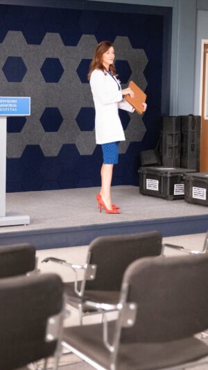 Kate Walsh Instagram - World-Renowned Surgeon. Period!💅 😂 Dr. Addie is back in the house this Thursday 10.20…. I’ll see you interns there 👀 #GreysAnatomy