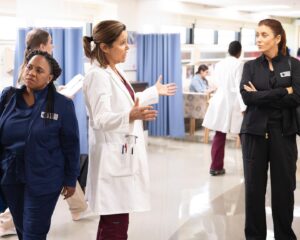 Kate Walsh Instagram - Scrub upgrade on tonight’s not-to-be-missed episode of #GreysAnatomy 🖤💪🏻 Tune in TONIGHT at 9/8c on @ABCNetwork!
