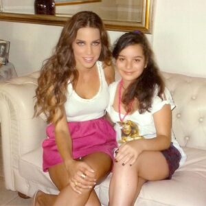 Katerina Stikoudi Instagram - Που να σας τα λέω … μου φαίνεται σαν όνειρο .. 
Σε γνώρισα όταν ήμουν 20 χρόνων .. ( πριν  7 χρόνια  δηλαδή 😂) .. είχα την τύχη να μένουμε στην ίδια πολυκατοικία , στην αγαπημένη μου γειτονιά την Καισαριαννη !!
Με αγάπησες από την πρώτη στιγμή .. γι αυτό που είμαι , για τη μουσική μου και για όλα όσα αποφάσιζα να κάνω κατά καιρούς ..! 
Πέρασε ο καιρός και αποφάσισα να φύγω μια μέρα .. δε θα ξεχάσω  τι μου είχες πει , θα χαθούμε τώρα εμείς ? Και σου είχα απαντήσει πως οποίος δεν θέλει να χαθεί δεν χάνεται,  σου χαμογέλασα και σε πήρα αγκαλιά .. 

Τώρα εσυ μικρό μου κοριτσάκι έγινες μια γυναικάρα που θαυμάζω για τους στόχους της και το πείσμα της .. 
εσυ μικρό μου κοριτσάκι ομόρφυνες πολύ , ψηλωσες , ωριμάσες .. 
Εσυ μικρό μου κοριτσάκι  τον Σεπτέμβρη θα γίνεις η νονά του δεύτερου γιου μου .. 
Η συγκίνηση τεράστια ….

Θα Σ αγαπώ για πάντα ! ♥️ @eleni_bachoumi