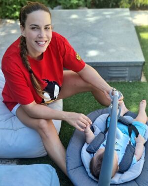 Katerina Stikoudi Instagram - 👶 ❤️ Στα @orchestra_gr θα βρείτε το πιο απλιθανο ρηλάξ Balancelle Swing που θα κάνει το μωρό να κοιμάται λες και είναι στην αγκαλιά της μαμάς!

🎶 Καθίστε στον καναπέ σας και νανουρίστε το μωράκι σας με τους πιο γλυκούς ήχους, που ρυθμίζονται με τη βοήθεια τηλεκοντρόλ.

🤗 Χαλσρή ή πιο έντονη κίνηση, απαλή γλυκιά μουσική, ασφάλεια και άνεση για το μωράκι σας.! Με όμορφα παιχνιδάκια που κρέμονται για να βλέπει και να χαίρεται. 

💙 Extra tip :  Συνδέεται με Bluetooth και μπορείτε να ρυθμίσετε και το timer.

🙏 Πάρτε το και θα με θυμηθείτε ! 

#orchestragreece #cluborchestra #babycare #babyessentials #ρηλάξ #newparents