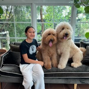 Kathaleeya McIntosh Instagram - เมื่อมีพี่ชายเชี่ยวชาญเรื่องต้นไม้และจัดสวนเก่งสุดๆ เราจึงต้องมาหาเพื่อปรึกษาและให้ #ดุ๊กปรับให้ ที่สิรินทร์ฟาร์ม 🌲 🌳 รอติดตามกันนะคะ 🤩 ส่วนซี่ดีใจที่สุดได้เจอคุณโคโค่และพรรคพวก สังเกตได้จากภาพค่ะ 😂🥰 @duke_bhanudej @sirinfarm