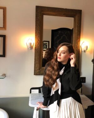 Katherine Langford Instagram - Happy Birthday to this incredible lady @mollyddickson! One the fiercest, most hardworking humans I know 🙏 Thank you for always making me look and feel amazing, and for being on this journey every step of the way - from my first premiere, to the golden globes and Met Gala, with press and shows in between - I can’t wait for all the amazing adventures in store ✨ Thank you for showing me fashion through your eyes, and for so many magical moments 👠💅✨