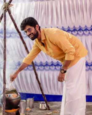 Kathir Instagram - இனிய பொங்கல் நல்வாழ்த்துக்கள் 🎋
பொங்கலை போல உங்கள்
வாழ்வில் மகிழ்ச்சியும்
செல்வமும் பொங்க வாழ்த்துக்கள்🤗❤️

#HappyPongal 
@kiransa @therouteofficial