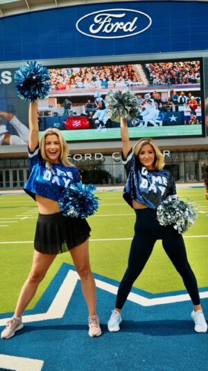 Kathryn Dunn Instagram - guess which one of us is the former Dallas Cowboys Cheerleader🤭🏈💙 (hint: she’s wearing sparkes✨)
#dcc #dallascowboyscheerleaders #netflix