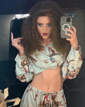 Kathryn Newton Instagram - Photo dump for the real Lisa fans streaming it on @primevideo right now thanks for watching!