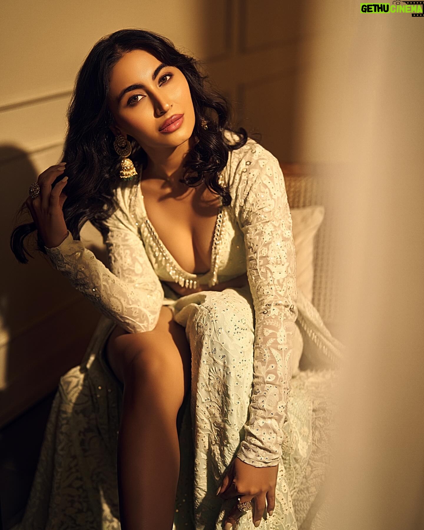 Katie Iqbal - 549 Likes - Getting comfortable in this dress like… 👸
📸 @aadiiiii01
HMU: @sneharodricks & @hairbyprem
Styled by: @bitofbash
Ast stylist: @rachel_ralph.fernandes
Dress @labeld
Jewels: @shoppaksha