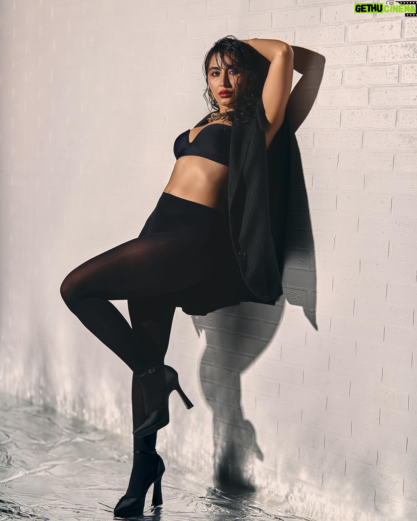 Katie Iqbal - 813 Likes - Vibing my favorite people…
📸 @aadiiiii01
HMU: @sneharodricks & @hairbyprem
Styled by: @bitofbash
Ast stylist: @rachel_ralph.fernandes